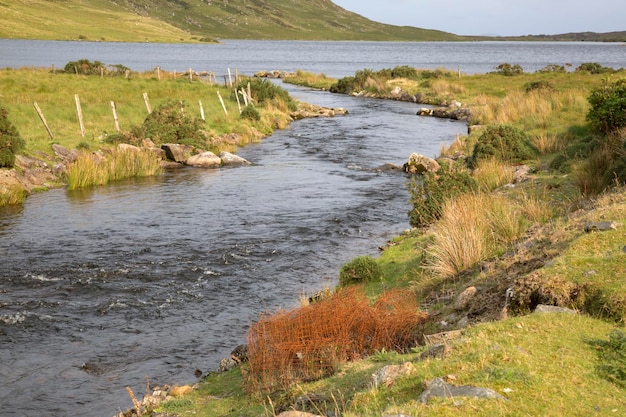 Photo fee lough lake river in connemara national park ireland