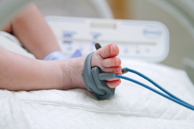 Feet of new born baby sick in incubator