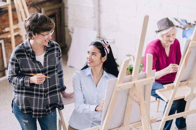 Photo female art teacher smiling to student