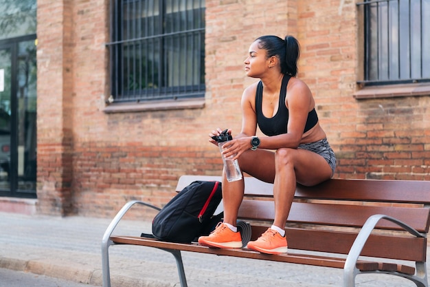 Photo female athlete resting during a break in workout