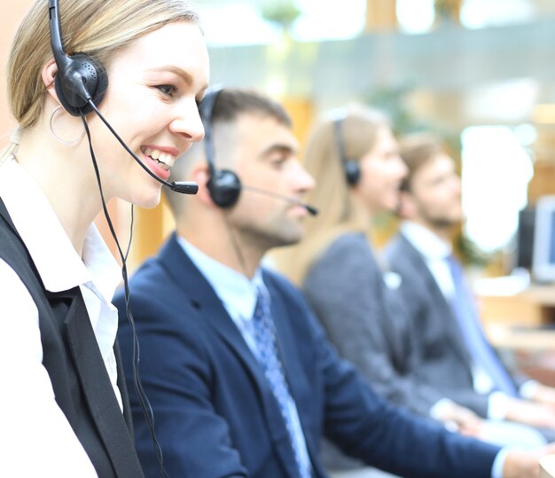 Photo female customer support operator with headset and smiling.