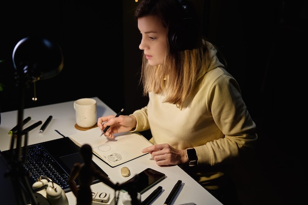 Photo female designer working in home office at night