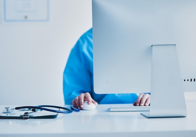 Photo female doctor sitting and working a laptop