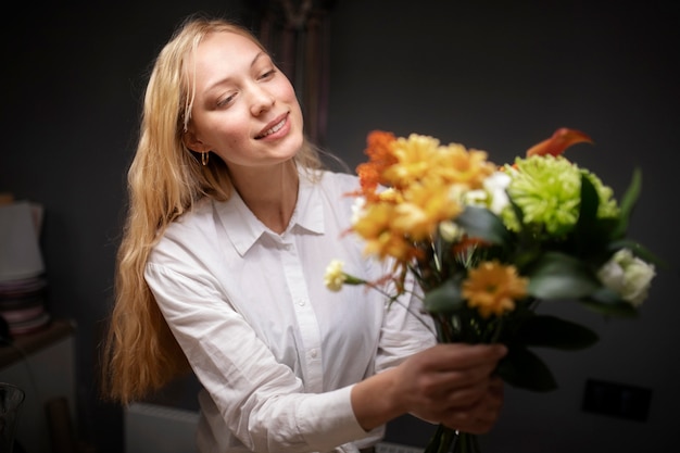 Photo female florist holding a beautiful bouquet