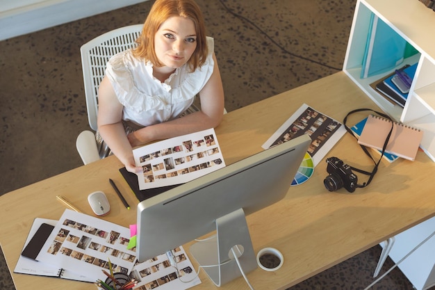 Photo female graphic designer working at desk in office