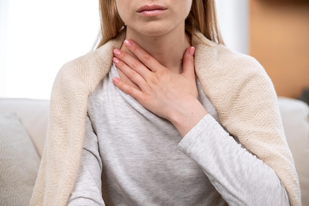 Photo female hand on neck suffering from sore throat