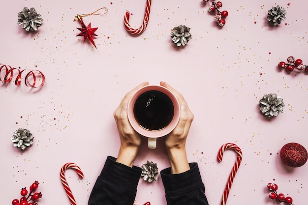 Photo female hands holding cup of coffee christmas