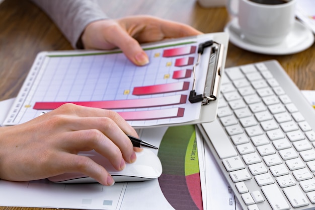 Photo female hands in the office with items for business