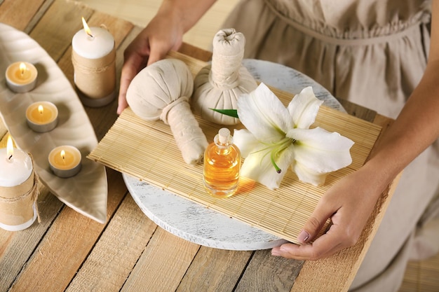 Photo female hands with tray of spa products at spa salon