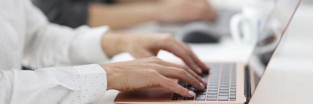 Photo female hands work on laptops in office. learning and education computer courses concept