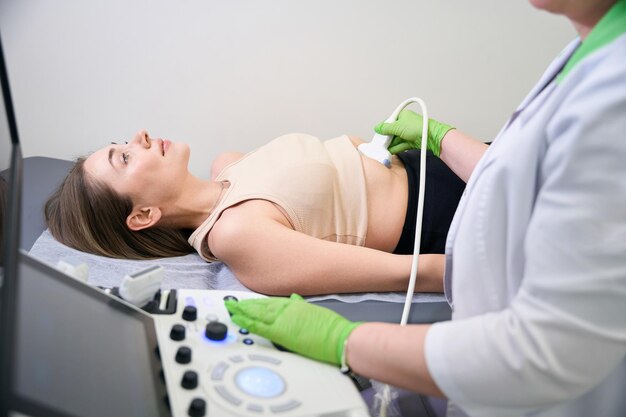 Photo female patient lying down during abdominal ultrasound scan