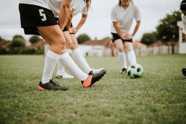 Photo female soccer team players stretching pre game