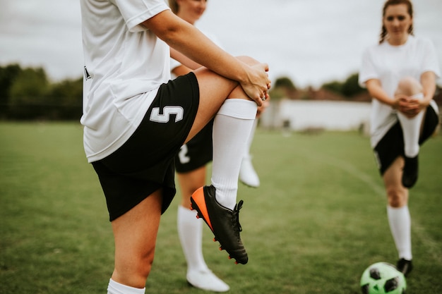 Photo female soccer team players stretching pre game