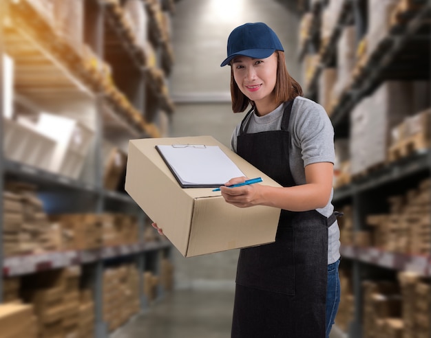 Female staff Delivering products Sign the signature on the product receipt form with parcel boxes