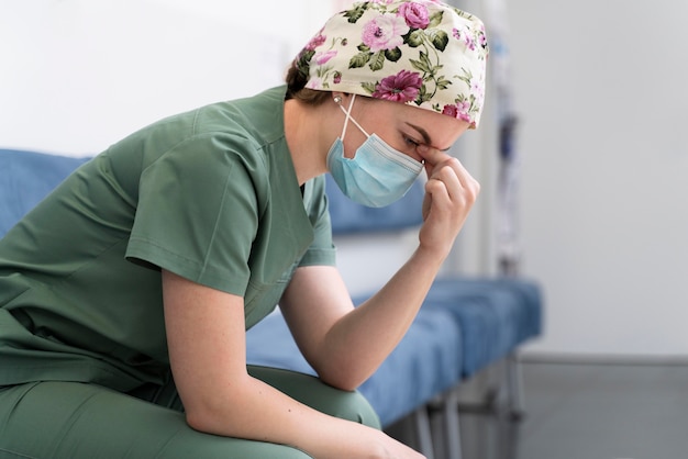 Photo female student at medicine wearing medical mask