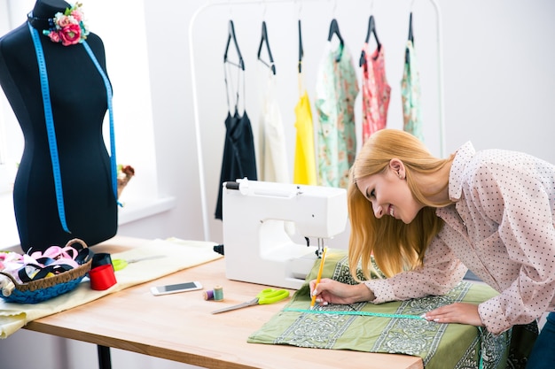 Photo female tailor sewing in workshop