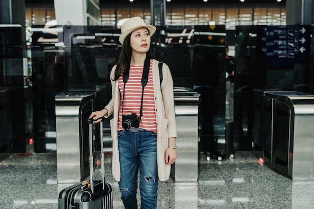 Photo female tourist use e gate in taiwan international airport. main international hub for airlines. young local chinese woman going depart to foreign country self pass the passport reader new technology.