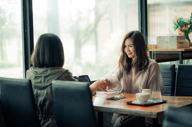 Female traders discuss the direction of cryptocurrency take profit