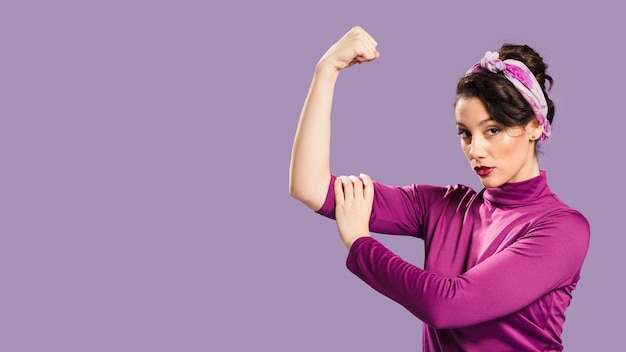 Photo feminist woman showing her power and copy space background