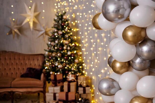 Photo festive christmas decor with golden and silver air balloons