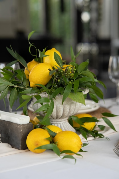 Photo festive table decorated with lemon arrangements