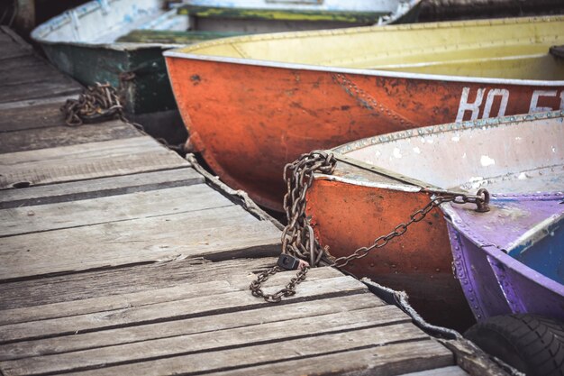 Photo a few old boats on the dock