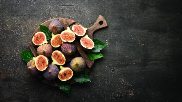 Photo figs on wooden background tropical fruits top view free copy space