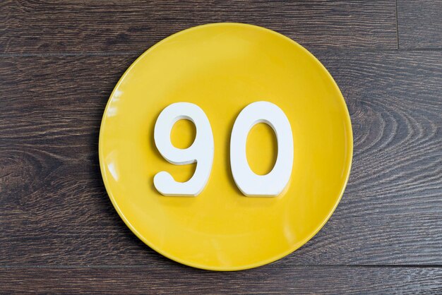 Photo figure ninety on the yellow plate