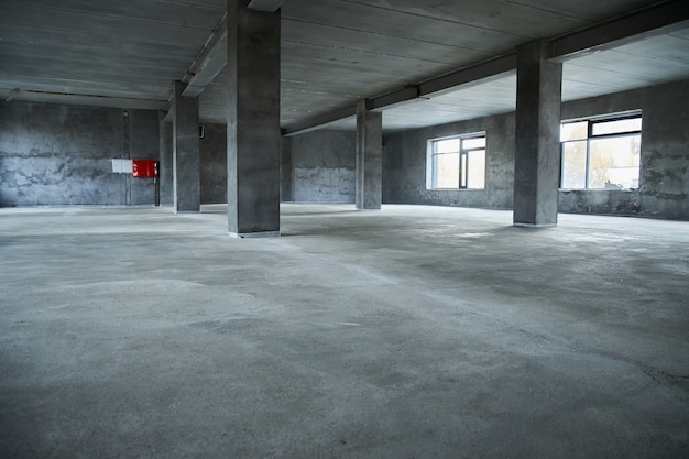 Filling the floor with concrete screed and leveling the floor