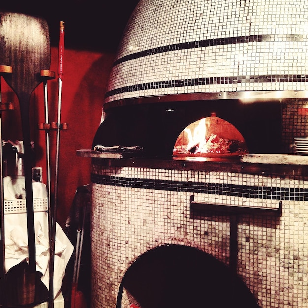 Photo fireplace in traditional pizza oven