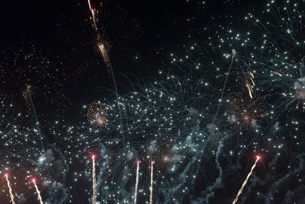 Photo fireworks in the night sky on a holiday