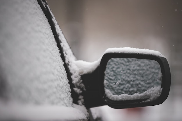 The first unexpected snowfall covered cars with snow