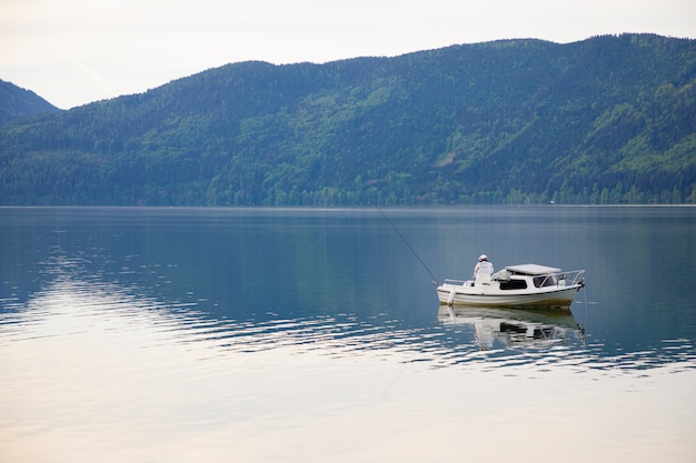 Photo fisherman on lake ossiacher see, lake in carinthia, south of austria