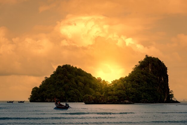 Photo fishermen out fishing at sunset