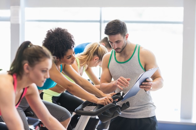 Photo fit people in a spin class