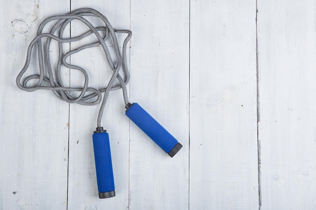 Photo fitnesssport and healthy lifestyle concept jumpingskipping rope with blue handles