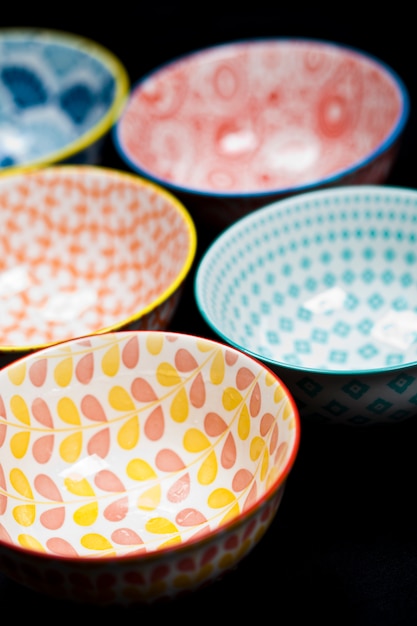 Photo five colorful empty ceramic bowls.