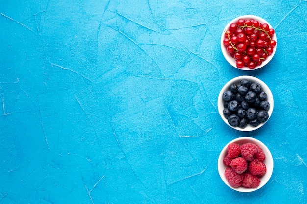 Photo flat lay of bowls of berries with copyspace