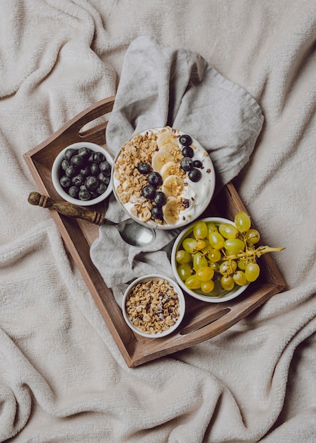 Photo flat lay of breakfast in bed with cereal and banana