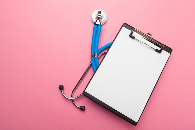 Photo flat lay design of stethoscope and blank clipboard pad with for medical concept.