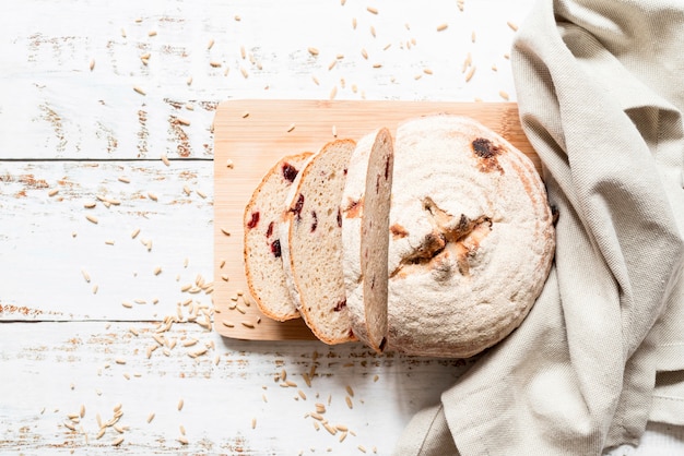 Flat lay sliced bread on cutting board