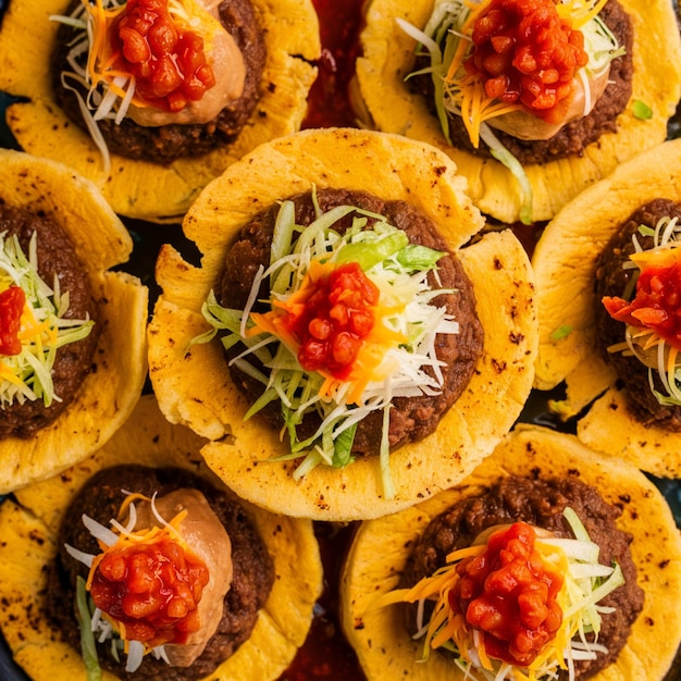 Photo flavorful mexican sopes with corn masa cakes topped with fried beans lettuce cheese and salsa