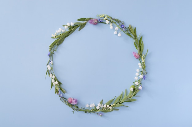 Photo floral round frame with copy space on a blue background. summer or spring nature minimalistic background