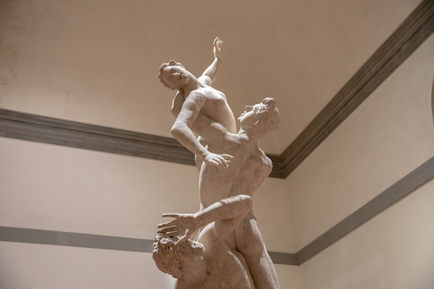 Photo florence, italy - june 24, 2018: closeup view of marble sculpture by italian artist in academy of fine arts of florence (accademia di belle arti di firenze)