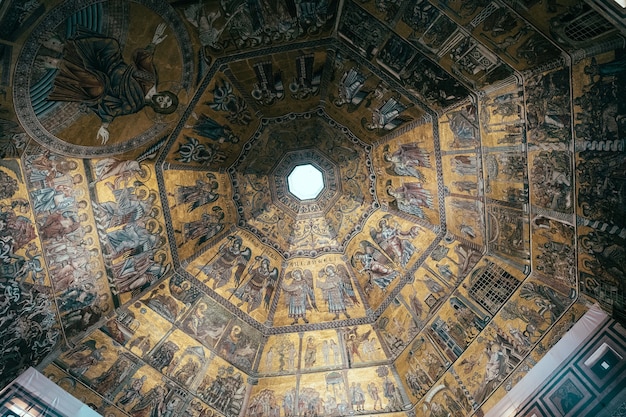 Photo florence, italy - june 24, 2018: panoramic view of interior of florence baptistery (battistero di san giovanni) on piazza del duomo. it is religious building and has status of a minor basilica