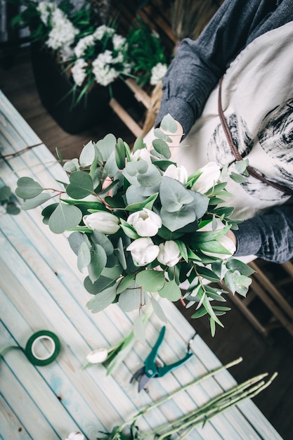 Photo florist working in modern flower shop