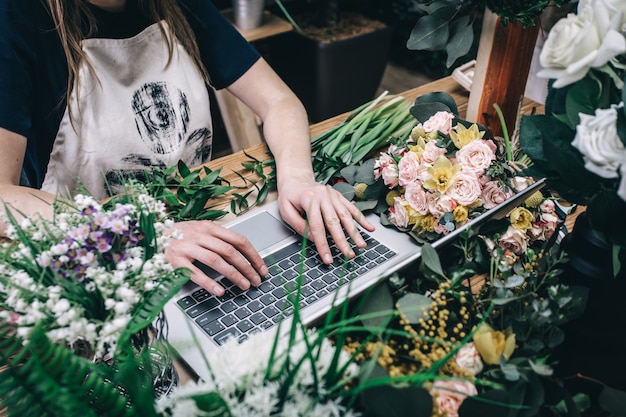 Photo florist working with laptop