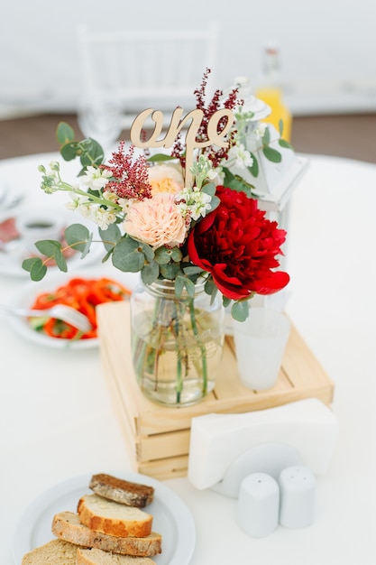 Flower composition in the restaurant