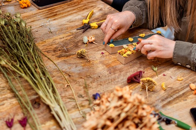 Photo flower lettering workshop preparing a letter with flowers to decorate