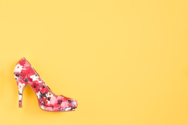 Flower pink women's shoes with medium heels on a yellow background